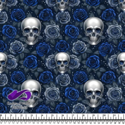 Skull Argenté Entouré de Roses Bleues et Grises