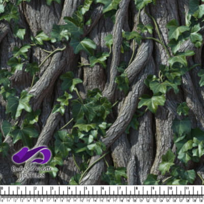 Écorce d'arbre avec des feuilles de lierre vertes