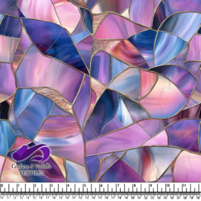 Motif de vitrail abstrait avec des nuances de violet, rose et bleu et des contours dorés