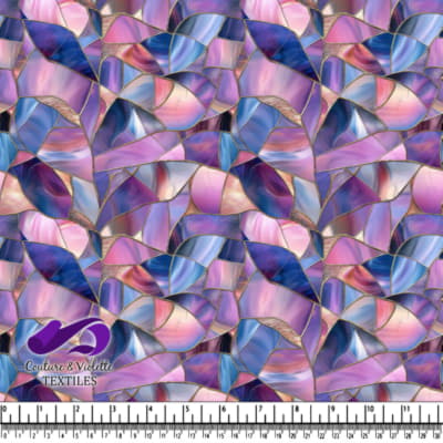 Motif de vitrail abstrait avec des nuances de violet, rose et bleu et des contours dorés