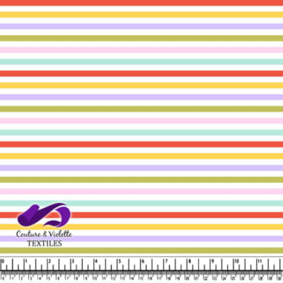 Lignes horizontales multicolores sur fond textile blanc