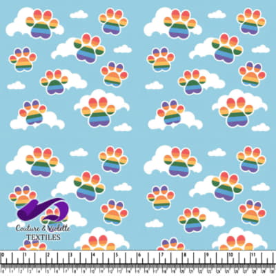 Impressions de pattes rayées arc-en-ciel parmi des nuages blancs dans un ciel bleu