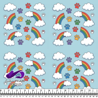 Impressions de pattes colorées et arcs-en-ciel avec nuages sur fond bleu