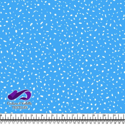 Tissu bleu avec des formes abstraites blanches éparses