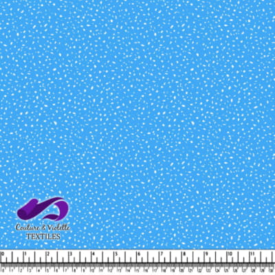 Tissu bleu avec des formes abstraites blanches éparses