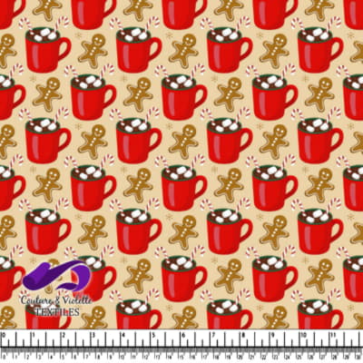 Tasses rouges de chocolat chaud avec guimauves et cannes en sucre