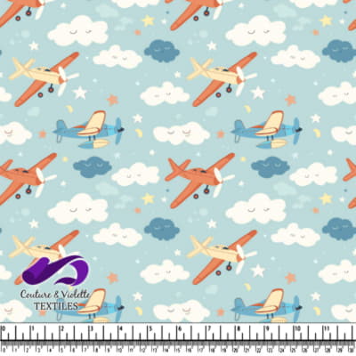 Avions vintage colorés volant parmi des nuages souriants et des étoiles sur un fond bleu clair