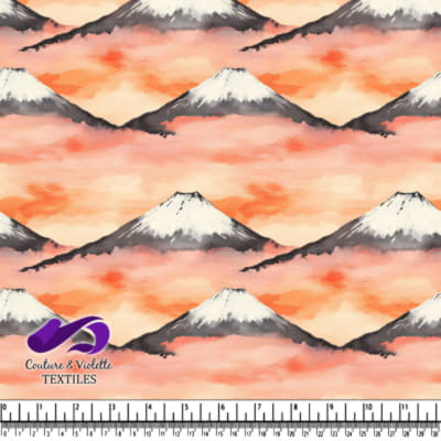 Montagnes enneigées avec arrière-plan d'un ciel orangé brumeux