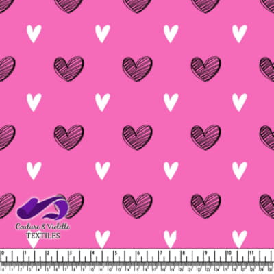 Imprimé en Rose avec des Cœurs Dessinés à la Main en Noir et Blanc