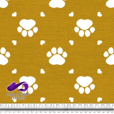 Chat - pattes entourées de petits cœurs sur une texture jaune doré